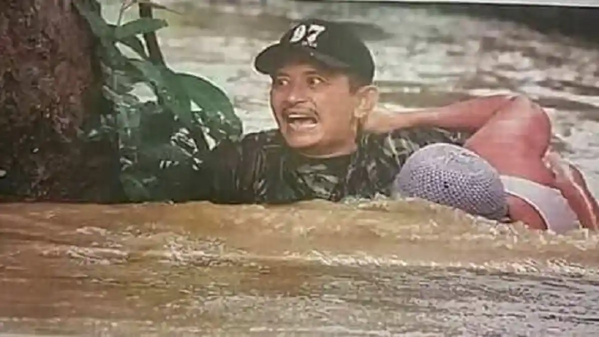 Dramatis, Penampakan Personel TNI Selamatkan Warga yang Hanyut Akibat Banjir Pasuruan