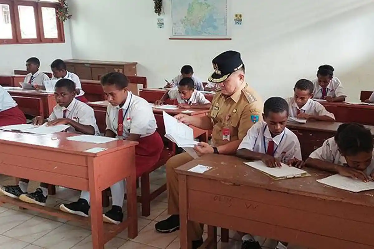Tinjau Ujian Sekolah di 2 SD, Pj Bupati Maybrat Sebut Soal-soal Masih Standar, Beri Atensi ke Disdik
