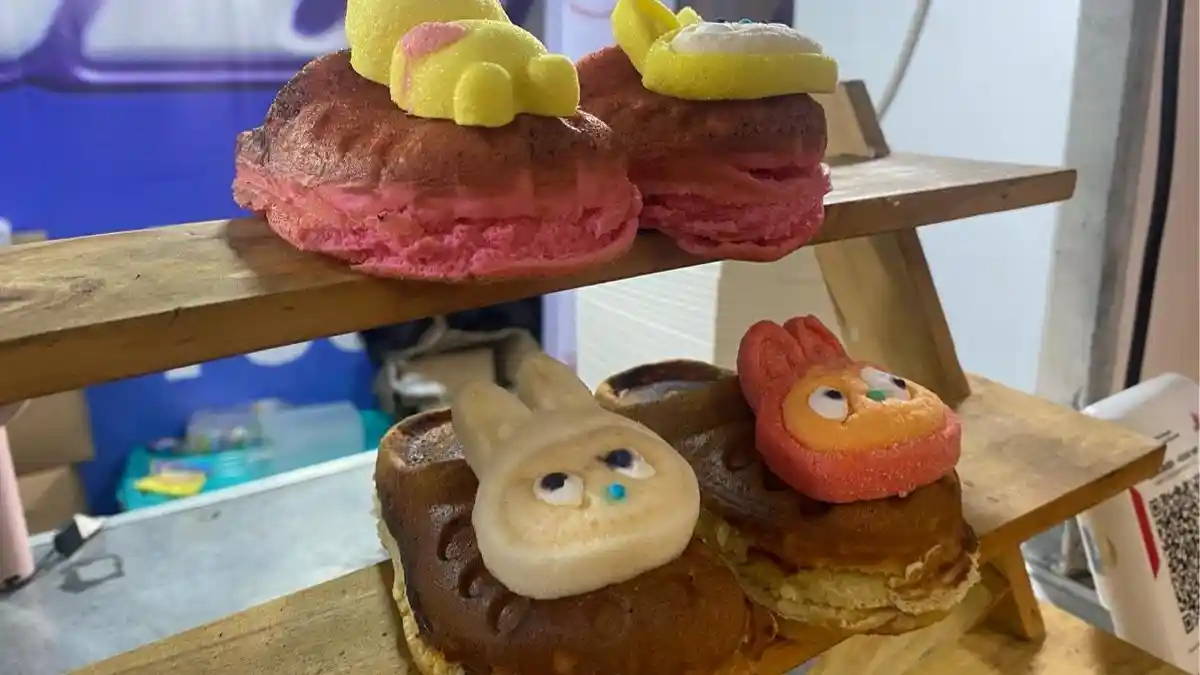 Uniknya Crocakes Hadirkan Waffle Berbentuk Sandal, Kian Menarik Dilengkapi Marshmallow