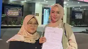 Meylisa-Zaara-bersama-pengacaranya-Fitri-Ernawati-usai-melapor-ke-Polres-Tulungagung.jpg
