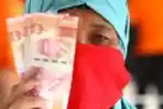 Warga Terima Pembagian BLT Sebesar RP 300  Ribu Rupiah