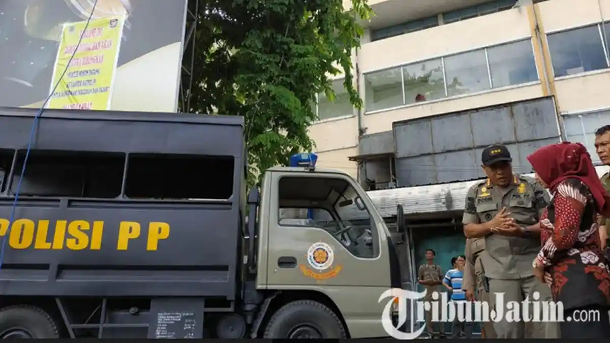 Puluhan Papan Reklame Bodong Dibongkar Paksa Satpol PP Kota Mojokerto