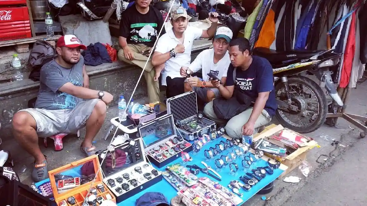 Cari Aneka Jam Tangan Murah di Pasar Loak Jembatan Item