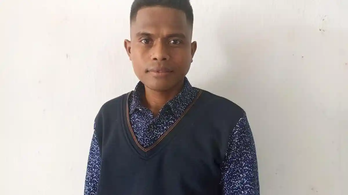 Pemda Ende Tidak Hiraukan Kebutuhan Jalan, Warga Kampung Detuhi Tandu Pasien 7 Km