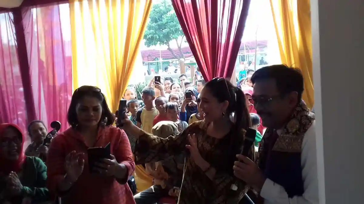 Warga Pancing Djarot Dengan Lagu Koes Plus Agar Mau Bernyanyi