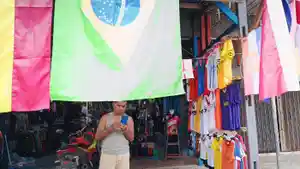 Suasana-toko-yang-menjual-pernak-pernik-piala-Dunia-di-Sarmi.jpg