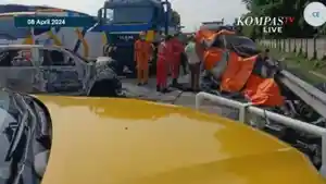 Dua-kendaraan-yang-mengalami-kecelakaan-beruntun-di-KM-58-Tol-Cikampek.jpg