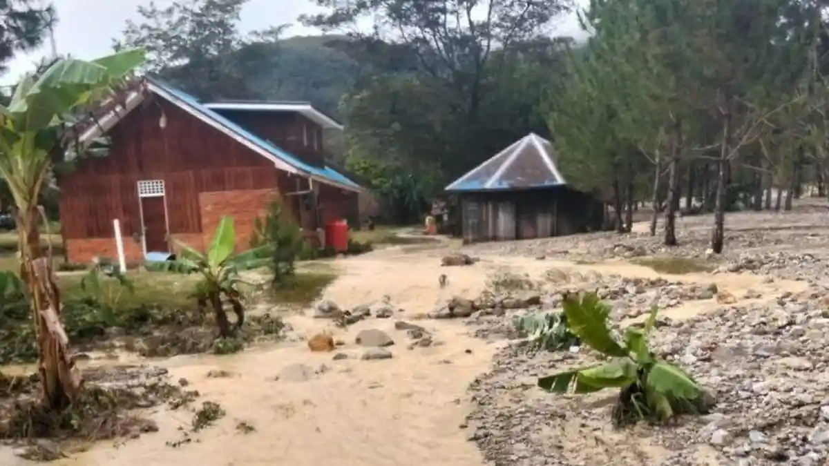 Belasan Rumah Rusak dan Akses Jalan Putus Akibat Longsor di Jayawijaya