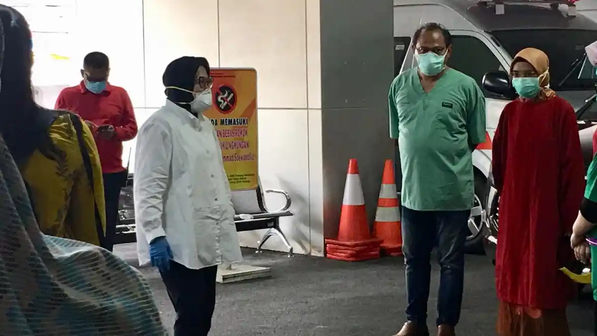 Perhatian Lebih Risma pada Dokter RSUD Dr Soewandhie yang Gugur, Beri Penghargaan: Terima Kasih