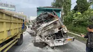 Truk-bermuatan-tepung-yang-terlibat-kecelakaan-karambol-di-Bawen-K022-pagi.jpg