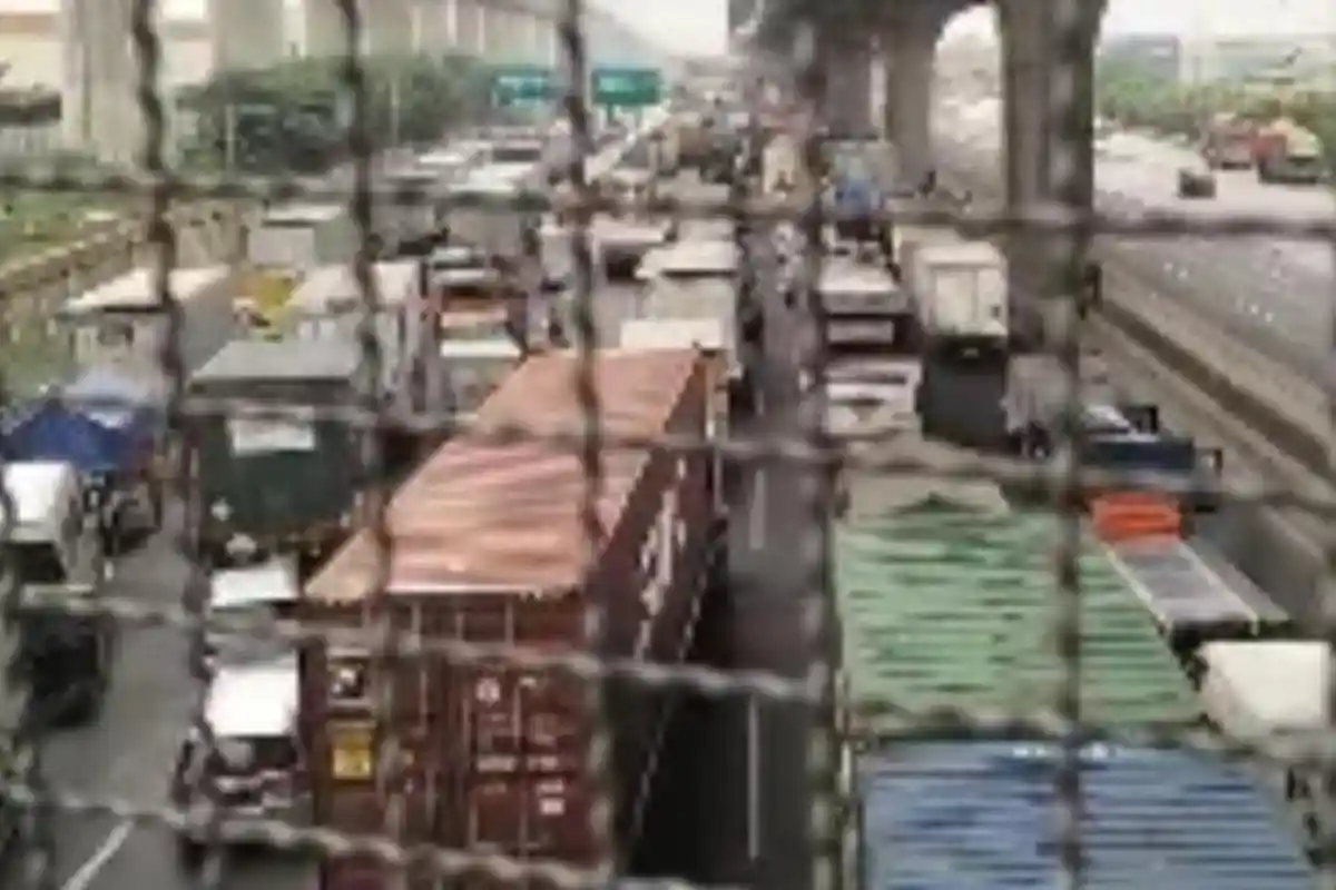 Tol Jakarta-Cikampek Macet Imbas Massa Buruh Blokir Jalan Kawasan Industri MM2100 di Bekasi