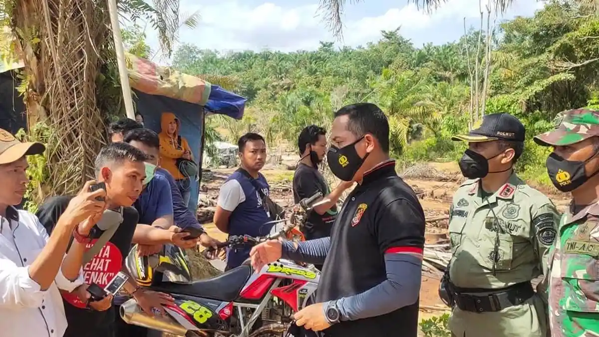 Hampir 200 Personel Merengsek Hancurkan Ribuan Sumur Minyak Hasil Ilegal Drilling di Bajubang