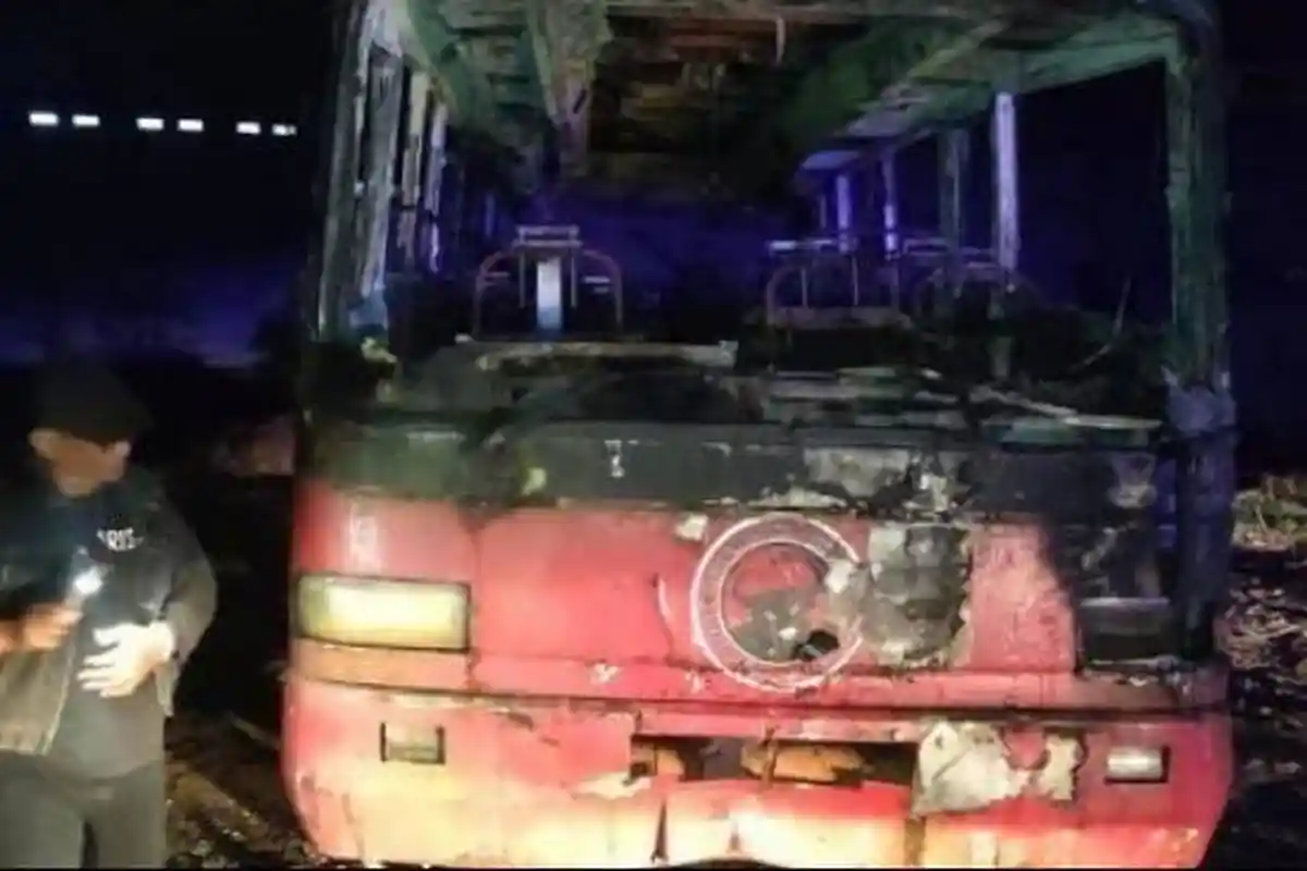 Dengan Polosnya 2 Bocah Ini Cerita ke Orangtua Habis Membakar Bus, Alasannya Karena Angker