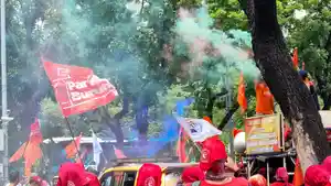 Massa-Partai-Buruh-mengisi-hari-kampanye-pertama-Pemilu-2024-dengan-demo-UMP-di-Balai-Kota-Jakarta.jpg