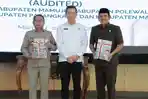 Bupati-dan-Ketua-DPRD-Pasangkayu-menerima-LHP-atas-LKPD-Tahun-Anggaran-2025-dari-BPK-RI.jpg