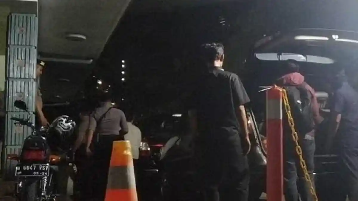 KPK Bawa 3 Koper Setelah Geledah Ruang Kerja Wahyu Setiawan Selama 8,5 Jam
