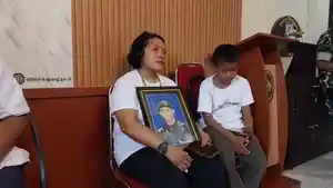 PEGANG-FOTO-Ibunda-almarhum-Prada-Lucky-Sepriana-Paulina-Mirpey.jpg