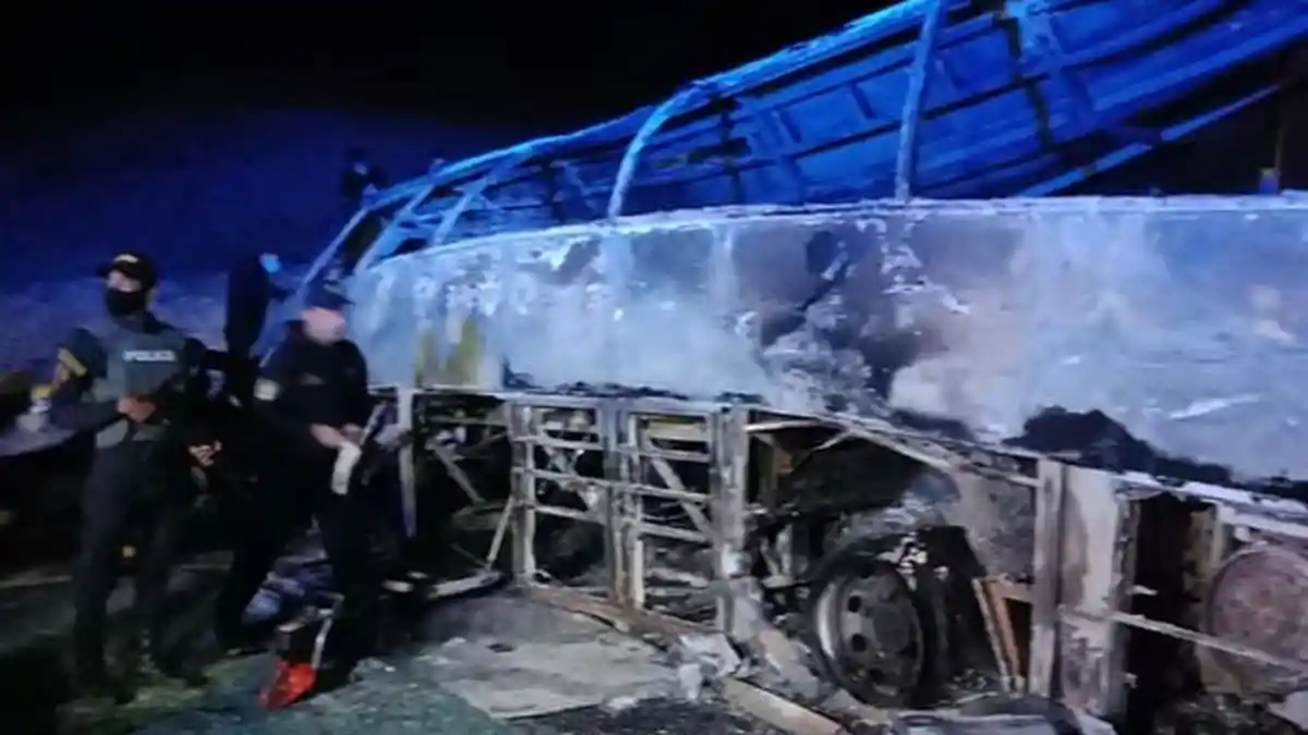 Bus Ini Terbalik dan Terbakar saat Berusaha Salib Truk Lain, 20 Orang Tewas Seketika