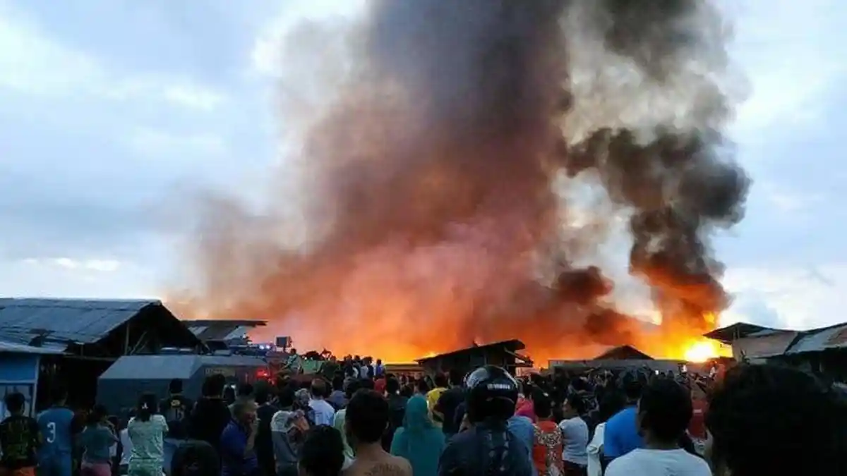Fakta Kebakaran Hebat di Pasar Girian Bitung- 265 Kios Habis Terbakar hingga Hujan Padamkan Sisa Api