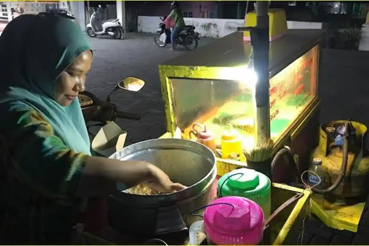 Cerita Yuniar Akuba Setia Dampingi Suami Jualan Siomai demi Kebutuhan 3 Anaknya