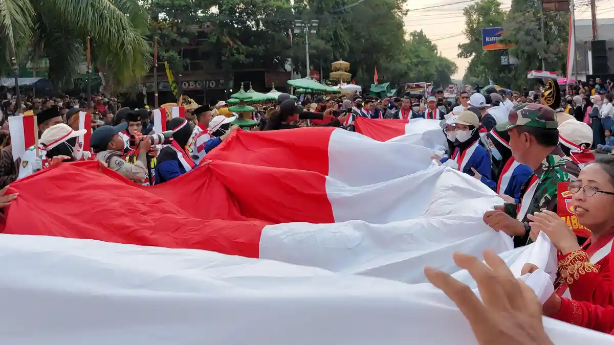 Ribuan Orang Saksikan Karnaval Pembangunan Karanganyar, Bendera Merah Putih Panjang 78 Meter Dikirab