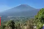 gunung-slamet-terlihat-menjulang-tinggi-dari-pos-pantau-gunung-slamet-yang-ada.jpg