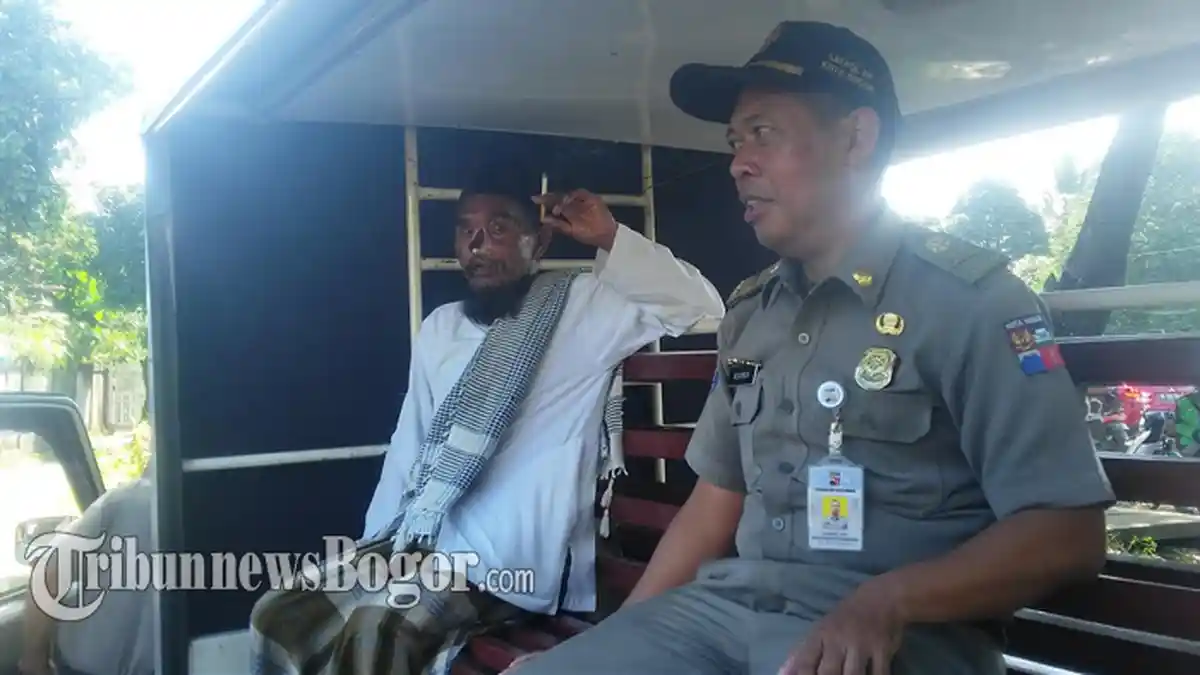 Tubuhnya Gemetar, Pengemis Bermobil di Bogor Ungkap Alasan Dirinya Minta-minta di Jalan