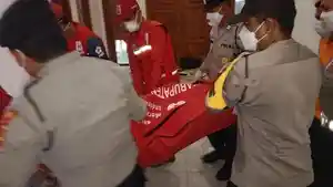 Polisi-dan-petugas-PMI-Buleleng-saat-melakukan-proses-evakuasi-jenazah.jpg