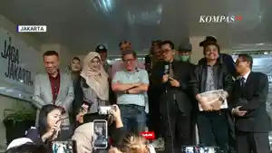 20260130-Pengamat-Rocky-Gerung-bersama-Roy-Suryo-Cs-di-Polda-Metro-Jaya.jpg