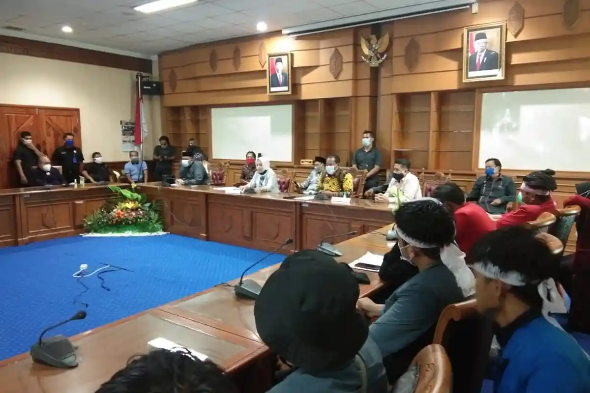 Tak Ada Titik Temu dengan DPRD Kutai Timur, Buruh dan Mahasiswa Pilih Walk Out