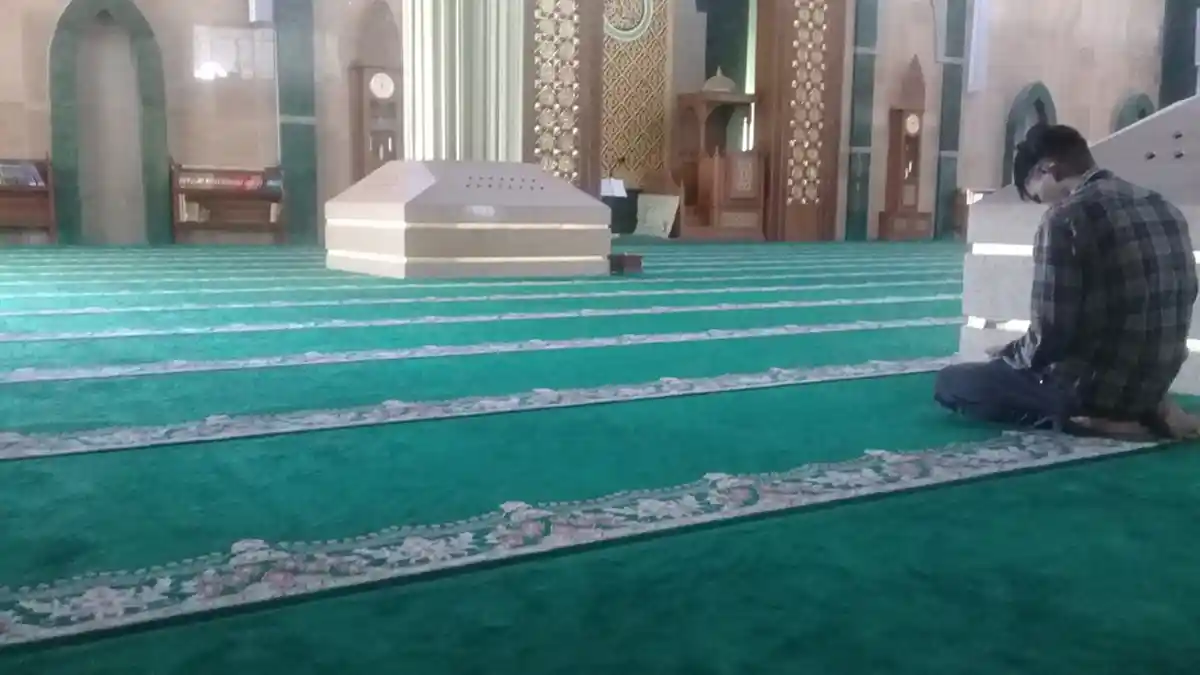 Sajadah Disebut-sebut Bisa Jadi Media Penularan Virus Corona, Begini Penjelasannya
