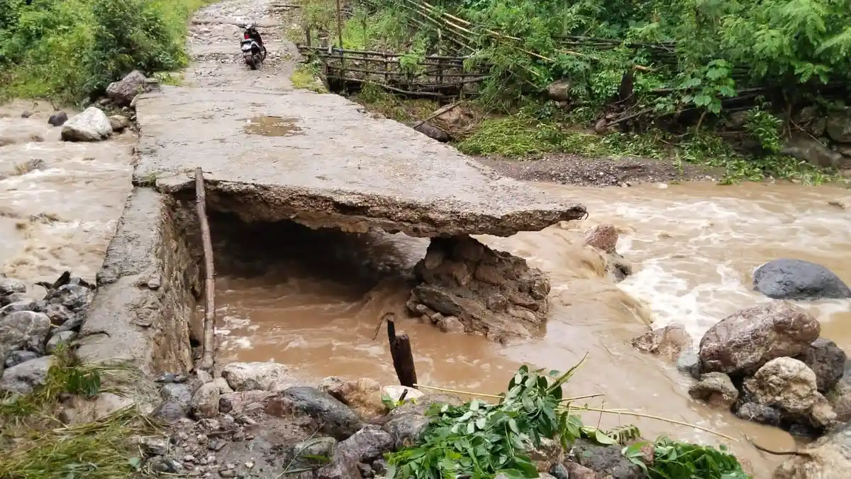 Jembatan di Amfoang Tengah Jebol, Akses Jalan Putus Total