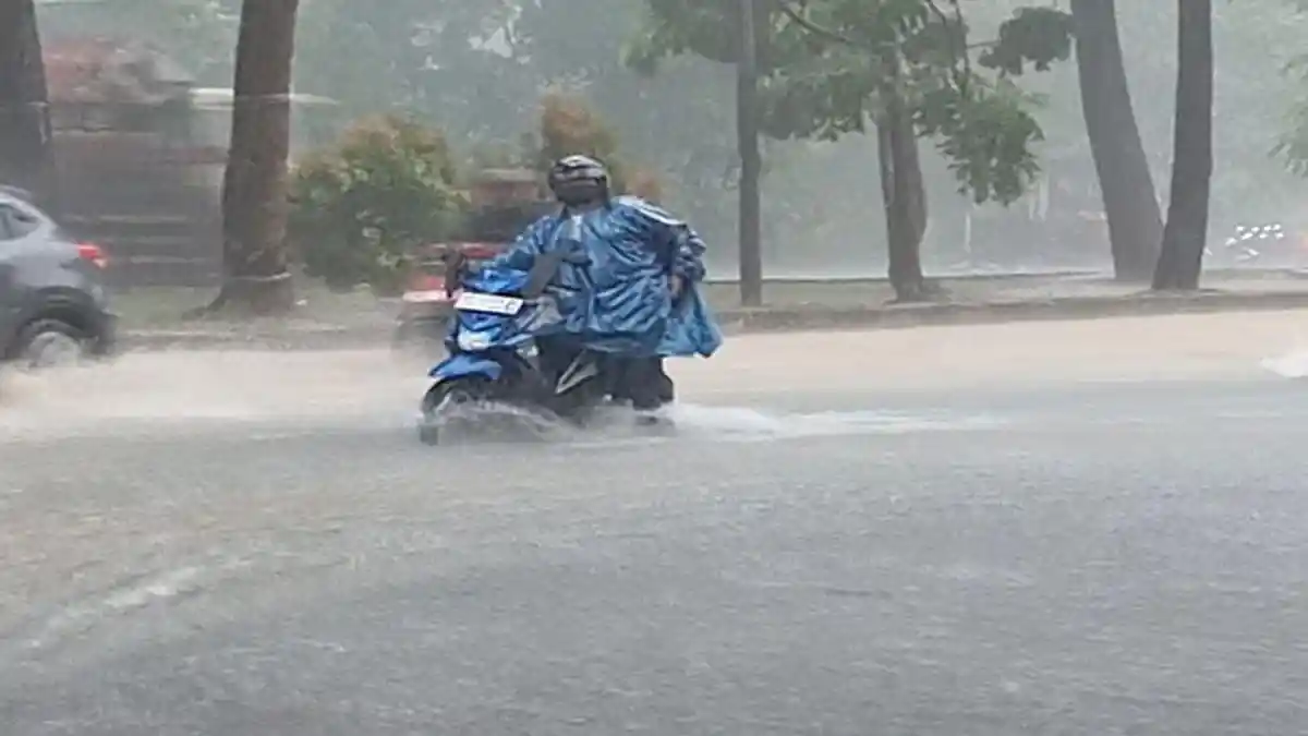 Hujan Sebentar, Jalan R Suprapto Batam Terendam Banjir Setinggi 50 cm, Banyak Motor Mogok