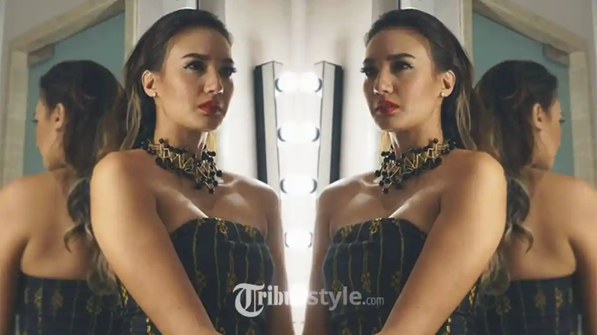 Cantiknya Nadine Candrawinata Kenakan Kain Tenun Makassar di Panasonic Gobel Awards