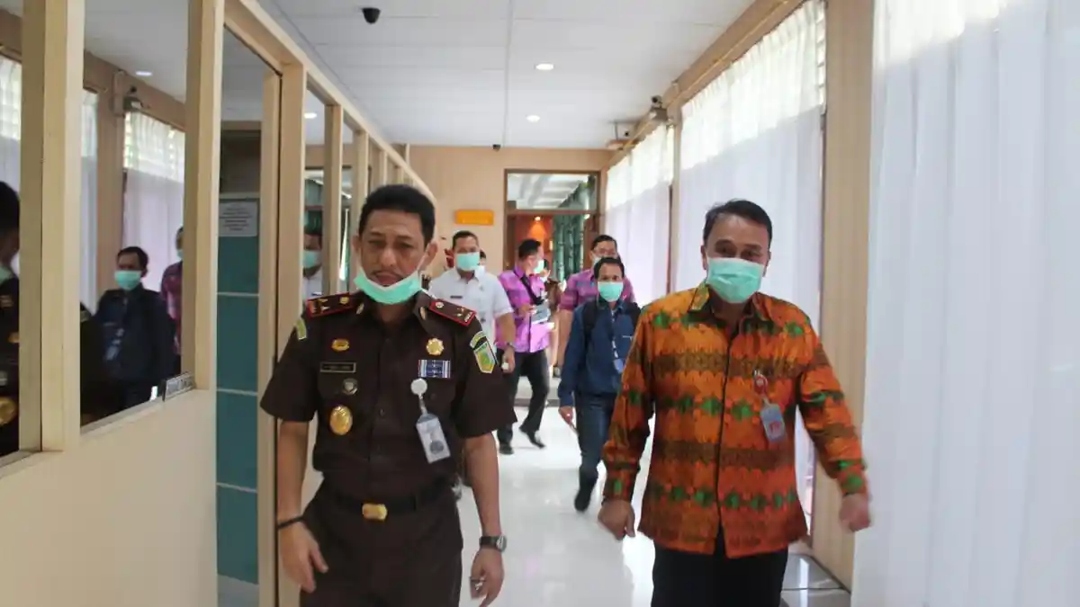 Pemkot Manado Lakukan Penyemprotan Disinfektan di Kejati Sulut