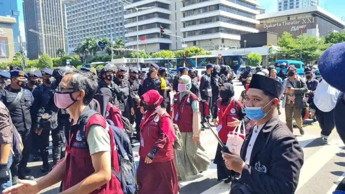 Massa Aksi Reuni 212 Jalan Kaki di MH Thamrin Sambil Kumandangkan Takbir 