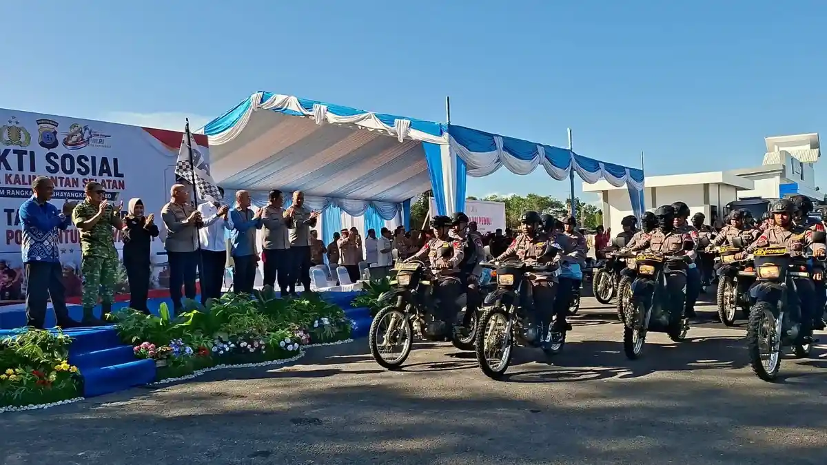 Gunakan Motor Sambangi Warga, 2.400 Paket Sembako Dibagikan Polda Kalsel Langsung ke Rumah Penerima - Banjarmasinpost.co.id