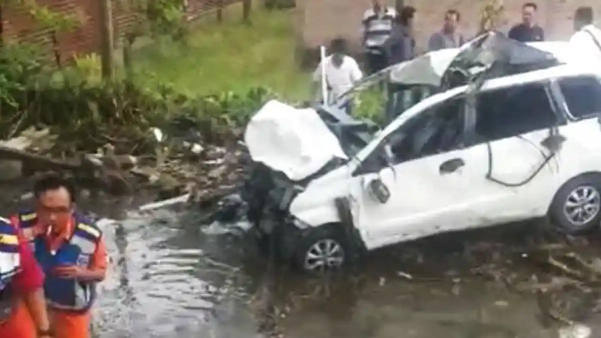Kecelakaan Hari Ini, Mobil Toyota Avanza Bawa Camat dan Rombongan Ringsek
