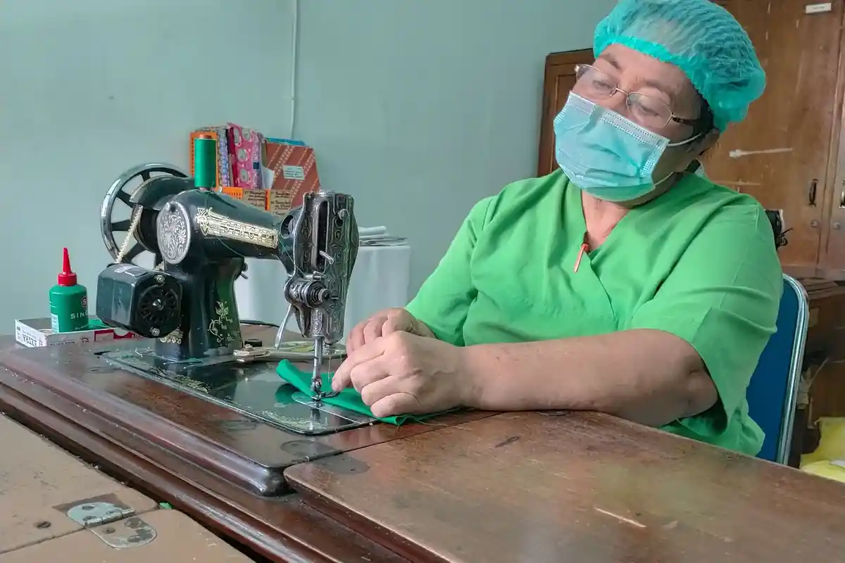 Kisah Made Rai, 10 Tahun Jadi Petugas Laundry RSUP Sanglah Denpasar, Waswas Pakaian Pasien Covid-19 - ni-made-rai-di-rsup-sanglah.jpg