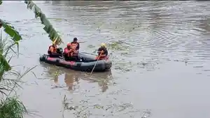 Tim-SAR-mencari-Mustofa-45-yang-hanyut-di-Sungai-Brantas-Selasa-1952026.jpg