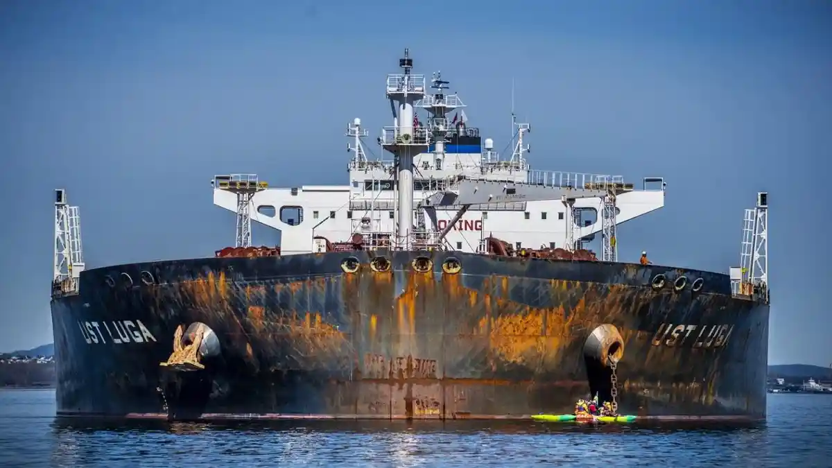 Kena Sanksi Barat, Kapal Tanker Minyak Rusia ‘Sembunyi-Sembunyi’ Kirim Muatan