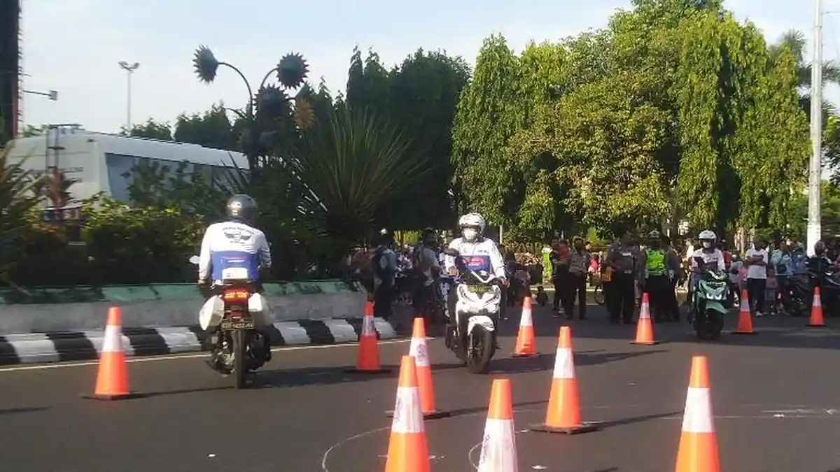 Kampanye Keselamatan di Jalan, Puluhan Bikers Atraksi Kelincahan Berkendara Aman di Alun-alun Kudus