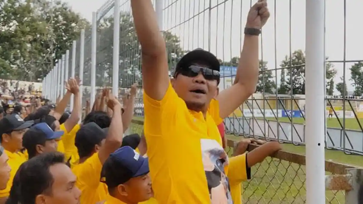 Jadi Suporter Fanatik PSDS, Anggota Dewan Ini Lebih Nyaman Nonton Bola di Tribun Terbuka Stadion