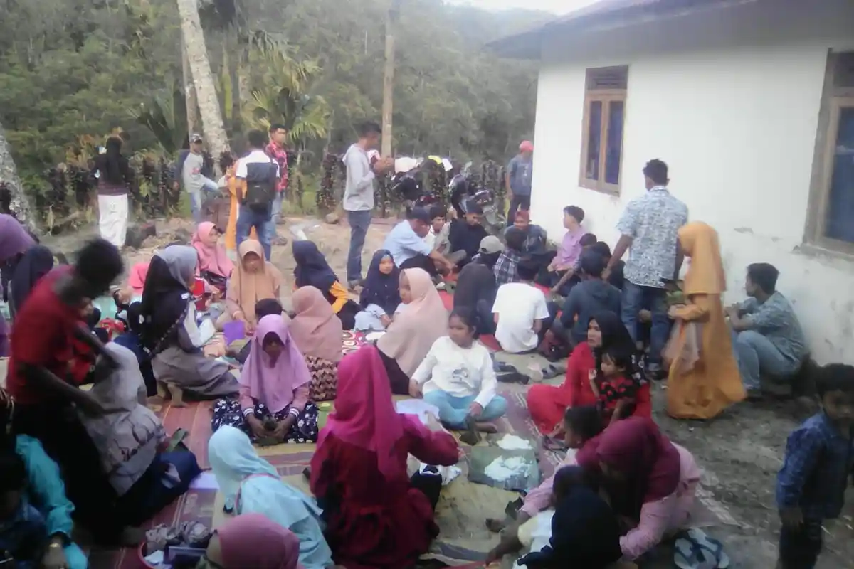 Tradisi Makan Ka Padang Saat Idul Adha di Palembayan Agam, Pemuda Bertugas Memasak Daging Kurban 