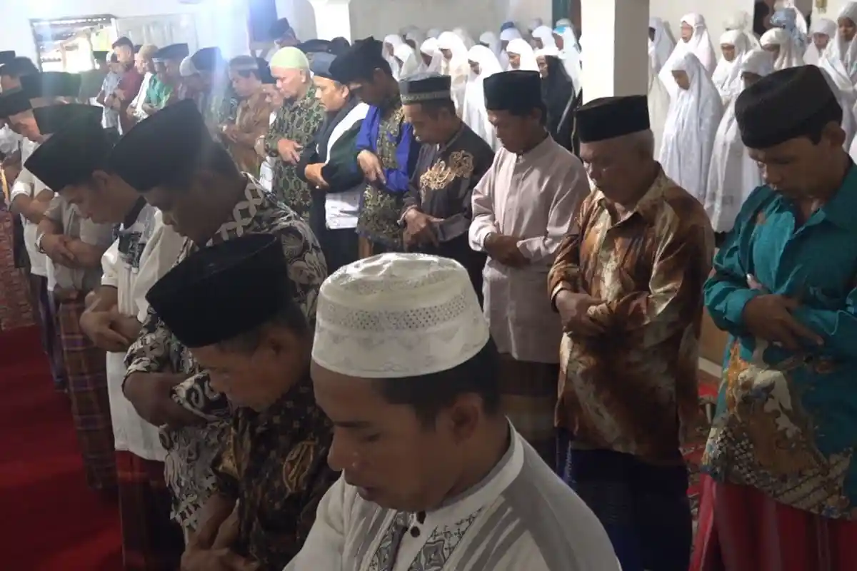Rayakan Idul Adha Lebih Awal 500 Jamaah Tarikat Naqsabandiyah Padang Salat Idul Adha di 4 Surau