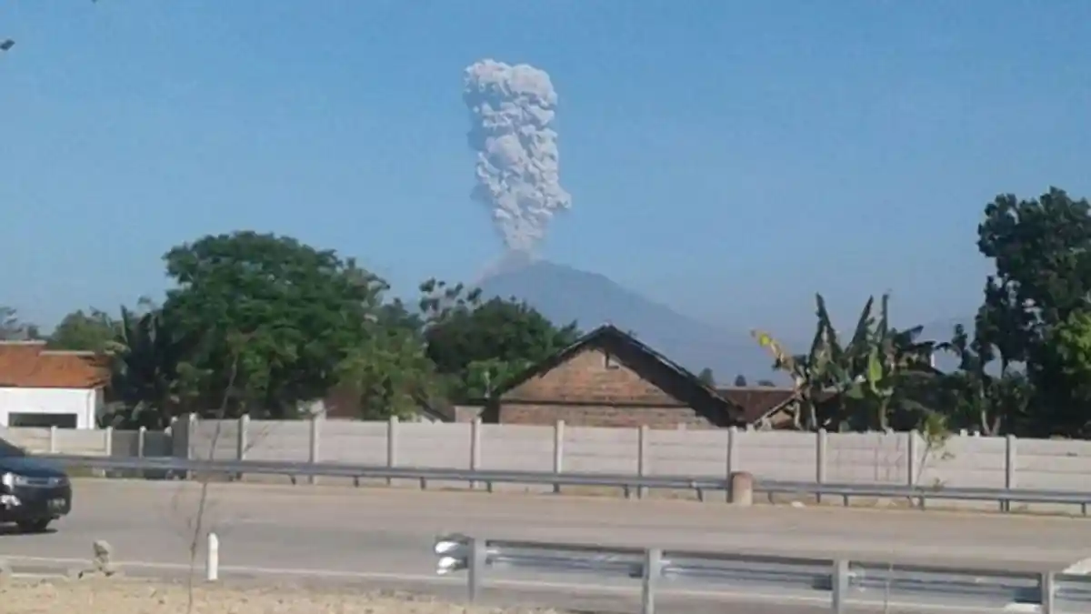 Asap Solfatara Bertekanan Lemah hingga Tebal Masih Muncul di Puncak Gunung Merapi