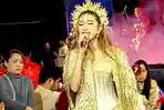Bawakan Lagu Mandarin di Festival Cap Go Meh 2026 Icha Tampil Enerjik