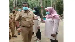 pjs-bupati-kuansing-roni-rakhmat-bagikan-e-ktp-desa-lubuk-ambacang.jpg