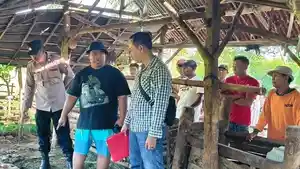 SAPI-DIJAGAL-Anggota-Polsek-Kapongan.jpg