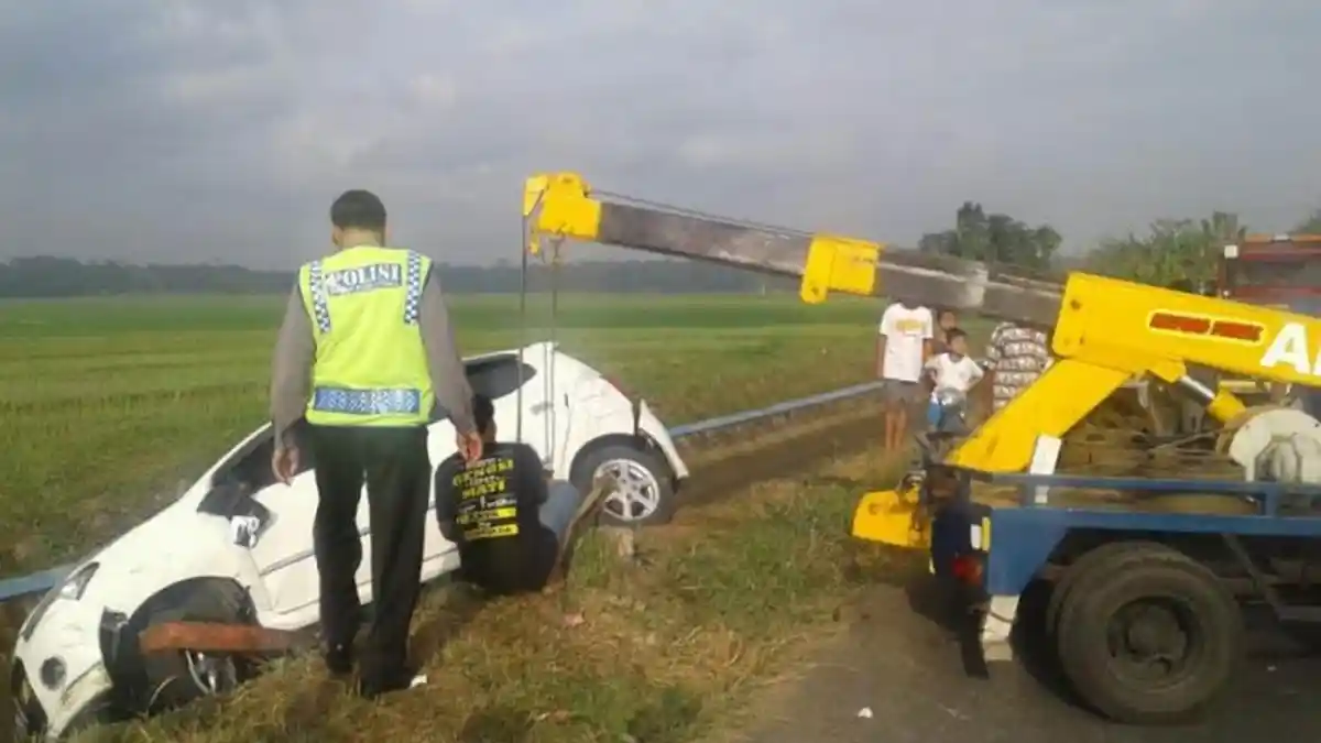 Mobil Tercemplung ke Saluran Irigasi, Sopir Diduga Mengantuk